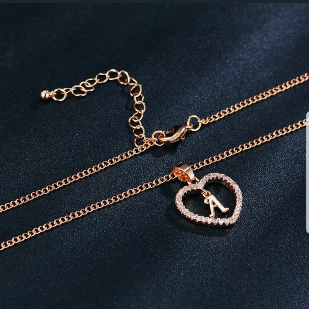 New gorgeous gold tone C letter necklace - Picture 3 of 3